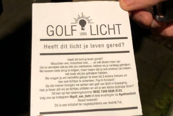 Vzw Golf van Licht en Wevelgem delen 1.000 fietslichtjes uit.